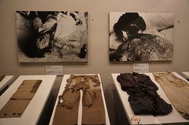 Fotografie a oblečenie obetí atómového útoku v Hirošime - Múzeum mierového memoriálu v Hirošime