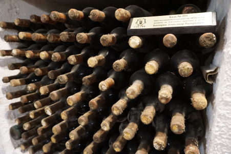 Fľaše uskladnené vo výklenkoch vínnej pivnice - aj s menovkou