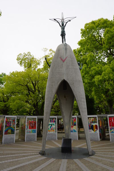 Detský memoriál v Hirošime - na jeho vrchole stojí Sadako s origami žeriavom
