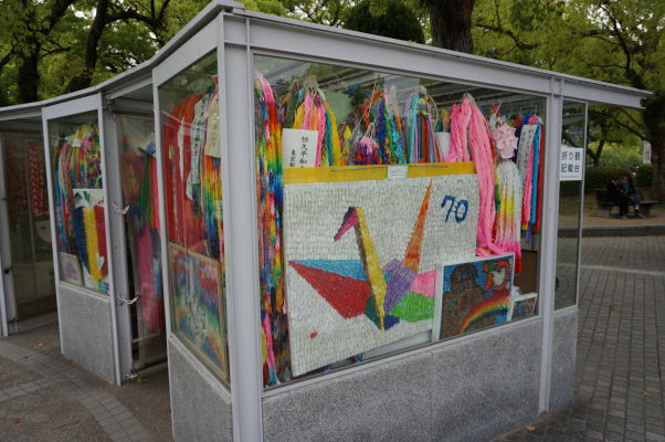 Sklenené boxy plné papierových origami žeriavov okolo Detského memoriálu v Hirošime