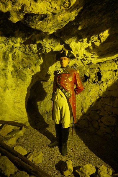 Kasematy (obranné tunely) v skale na Gibraltári - dnes fungujú ako múzeum s expozíciami vyobrazujúcimi život počas Veľkého obliehania