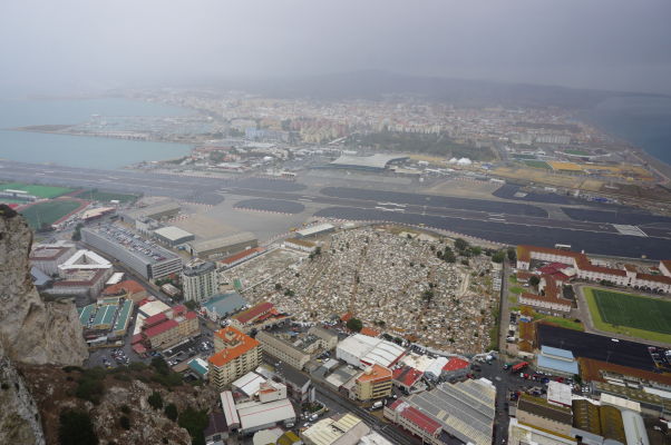 Gibraltárske letisko pri pohľadu zo Skaly - za ním je už Španielsko