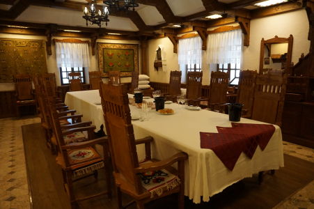 Ďalšia z miestností pre ochutnávku vína - tentokrát zariadená v moldavskom tradičnom štýle