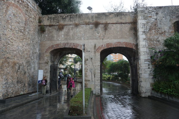 Staré opevnenie Gibraltáru a tzv. Brána referenda (The Referendum Gate)