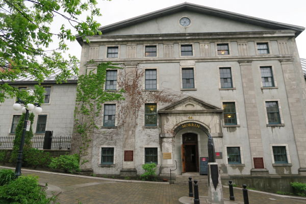 Kultúrne centrum Morrin v Québecu - jediná anglofónna knižnica v meste