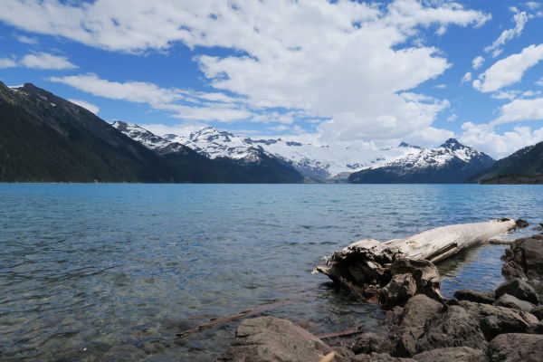 Jazero Garibaldi v provinčnom parku Garibaldi v Britskej Kolumbii v Kanade - v pozadí zasnežené horské štíty parku