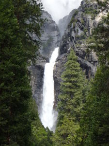 Národný park Yosemite - vodopád Lower Yosemite Fall