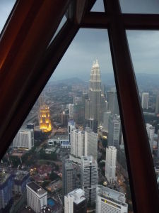 Menara KL - Pohľad na Petronas Towers