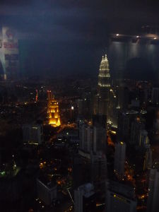 Menara KL - Pohľad na Petronas Towers
