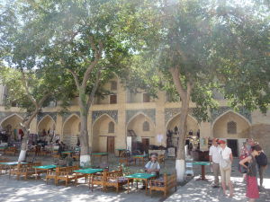 Medresa Nadir Devanbegi - Nádvorie dnes obsahuje pár obchodíkov, remeselnícke dielne a reštauráciu