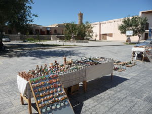 Pouličný predaj tradičnej keramiky a babajčikov