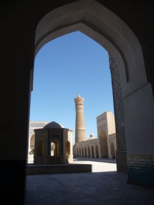 Nádvorie Kalyanskej mešity (Džumy) - Kalyanský minaret v strede