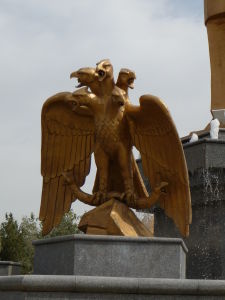 Päťhlavá orlica symbolizujúca 5 regiónov Turkménska