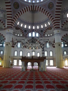 Mešita Ertuğrula Gaziho, postavená po vzore Modrej mešity v Istanbule