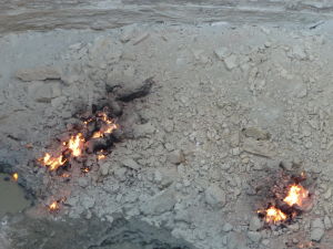 Druhý kráter - Maličké plamienky spaľujú unikajúci plyn