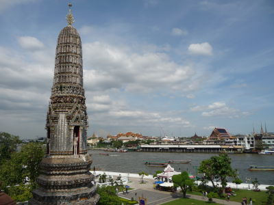 Výhľad z prangu chrámu Wat Arun na rieku Chao Phraya