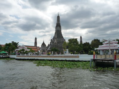 Prang chrámu Wat Arun z rieky