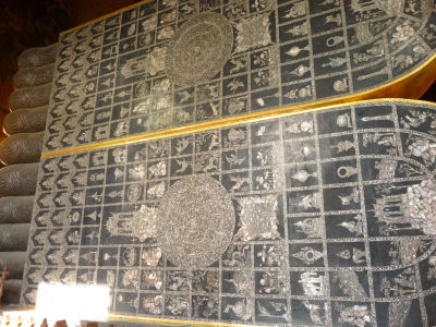 Chodidlá ležiaceho Budhu vykladané perleťou a znázorňujúca čakry a zvieratá spojené s Budhom