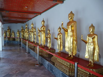 Zlaté sochy Budhu nemôžu chýbať