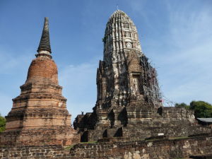 Veža (prang) a stupa chrámu Wat Racha Burana