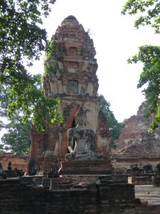 Veža a sochy Budhu v chráme Wat Maha That