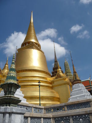 Tri typické veže Chrámu Smaragdového Budhu - Vpredu zlatá Phra Sri Rattana Chedi