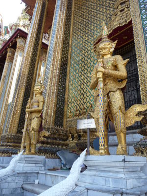 Sochy pred hlavným chrámom (ubosot), kde sa nachádza Smaragdový Budha