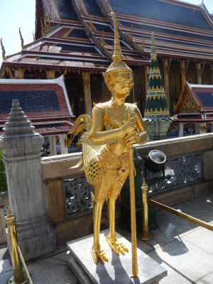 Zlatá socha... vyzerá trochu ako človek krížený so sliepkou