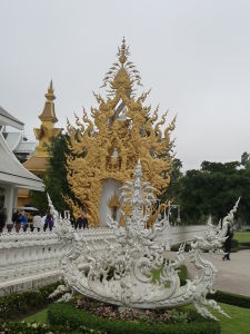 Biely chrám (Wat Rong Khun) - nájdeme tu plno gýčovitých dekorácií