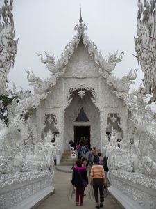 Biely chrám (Wat Rong Khun) - je prakticky nemožné ho odfotografovať bez turistov