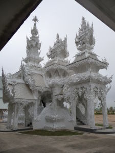 Biely chrám (Wat Rong Khun) - priľahlé budovy sú tiež biele