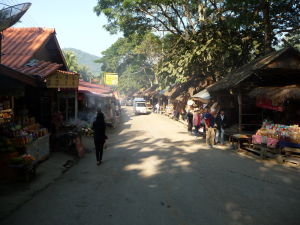 Dedina Ban Thapene pri vodopádoch Kuang Si