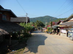 Dedina Ban Thapene pri vodopádoch Kuang Si 
