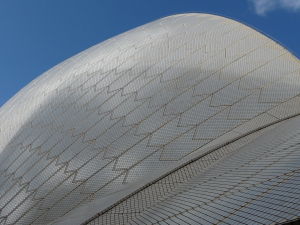 Detail dlaždíc na povrchu plachiet Opery
