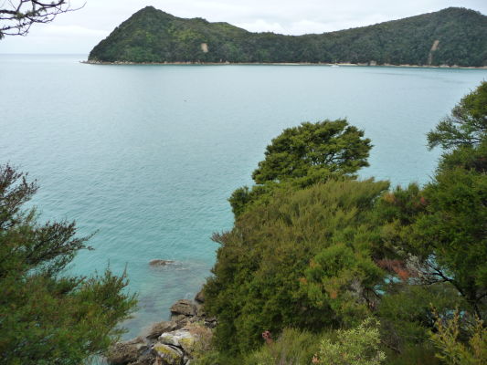 Abel Tasman NP - Na ceste po pobreží sa miestami otvárajú krásne výhľady na more