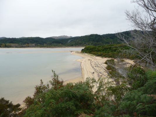 Abel Tasman NP - Na ceste po pobreží sa miestami otvárajú krásne výhľady na more