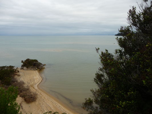 Abel Tasman NP - Na ceste po pobreží sa miestami otvárajú krásne výhľady na more