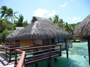 Typické bungalovy nad morskou hladinou