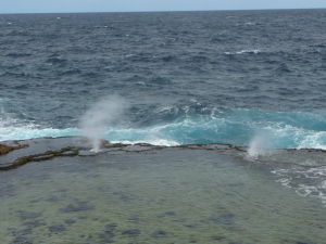 Blowholes na Tonge - Prieduchy, cez ktoré strieka príbojová voda