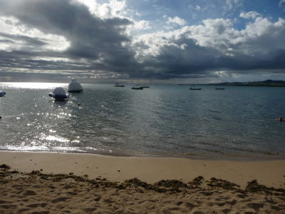 Pláž na ostrove Robinsona Crusoa