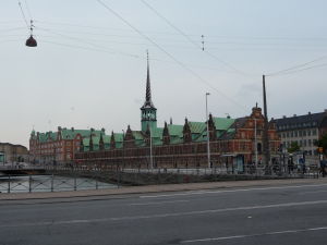 Bývalá budova burzy cenných papierov Børsen, postavená v 17. storočí za kráľa Christiana IV.