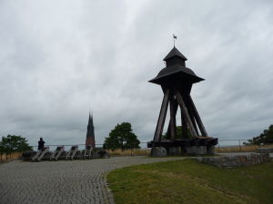 Uppsalský hrad - Delá namierené na Uppsalskú katedrálu