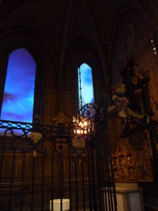 Uppsalská katedrála - Moderná vychytávka - LCD monitory miesto okien