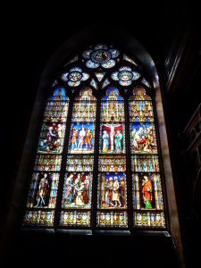 Kostoly v Bruggách majú nádherne farebné gotické okná