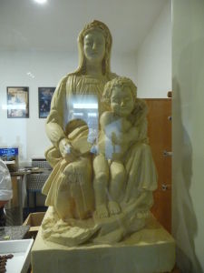 Čokoládová kópia Michelangelovej sochy Madony s dieťaťom, ktorá sa nachádza práve v Bruggách