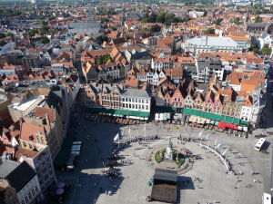 Pohľad na Bruggy zo zvonice Belfort - Námestie Markt