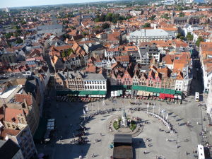 Pohľad na Bruggy zo zvonice Belfort - Námestie Markt