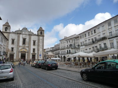 Hlavné námestie v Évore - Praça do Giraldo a Chrám sv. Antona