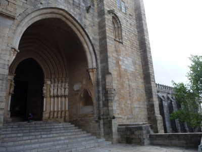 Mohutný vstupný portál katedrály
