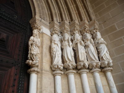 Portál je zdobený podobizňami apoštolov, inak pomerne typicky goticky strohý
